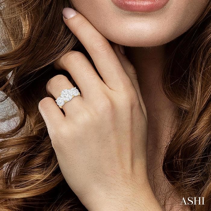 ROUND SHAPE PAST PRESENT & FUTURE LOVEBRIGHT ESSENTIAL DIAMOND RING