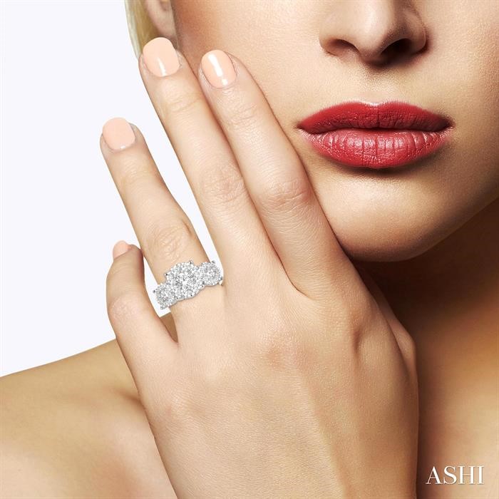 ROUND SHAPE PAST PRESENT & FUTURE LOVEBRIGHT ESSENTIAL DIAMOND ENGAGEMENT RING